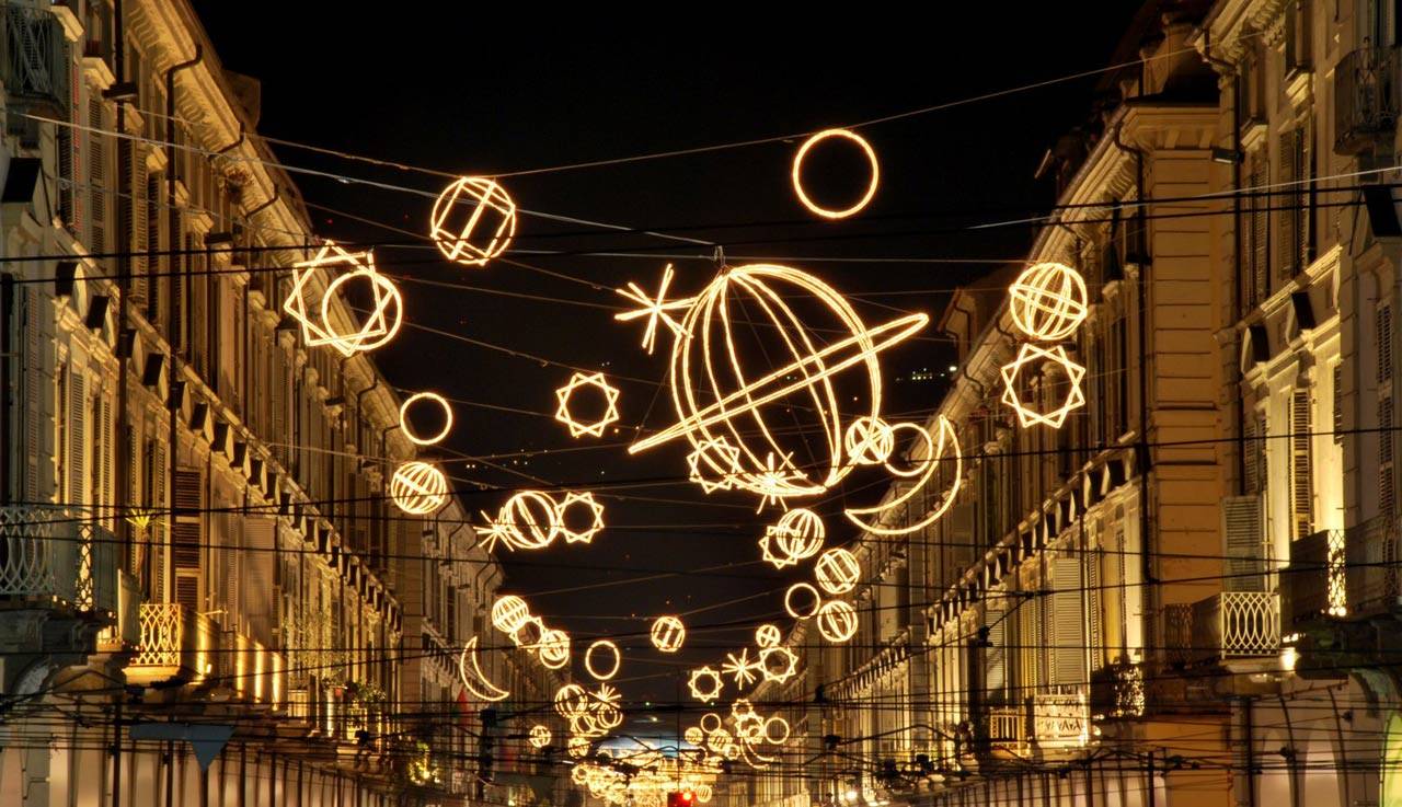 Atmosfera natalizia a Torino tra cioccolato caldo e luminarie   