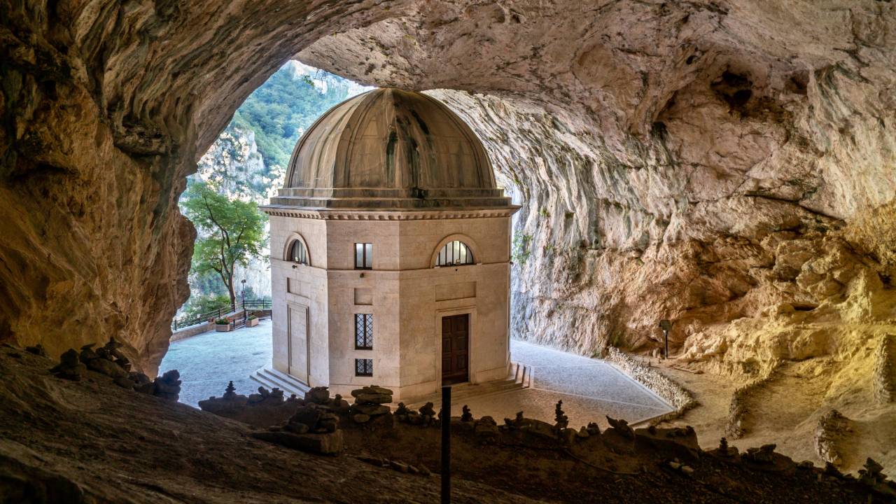 Le Grotte di Frasassi, il Museo di Genga e il Tempio di Valadier