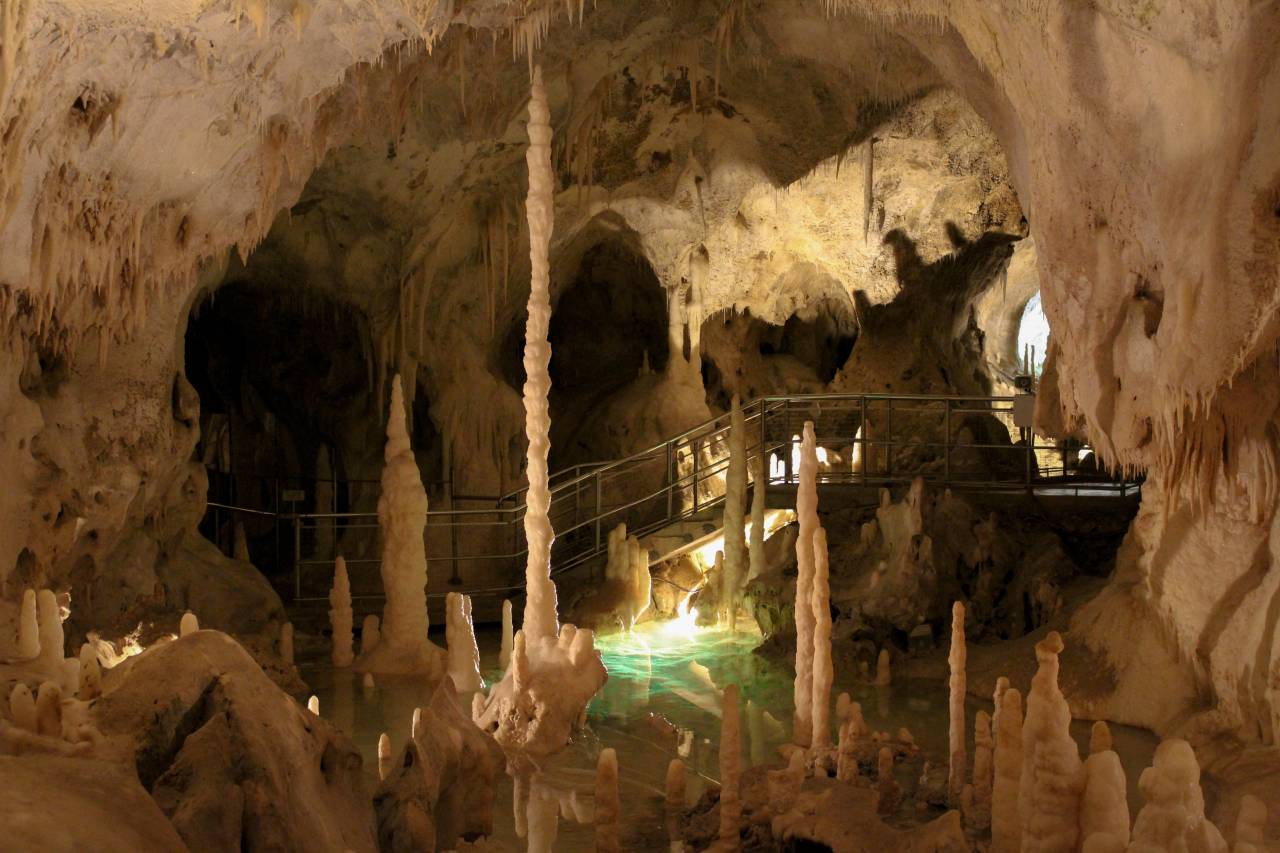 Le Grotte di Frasassi, il Museo di Genga e il Tempio di Valadier